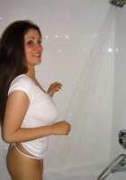 Ленка с 5 -м размером груди моет свои прелести 1 фотография