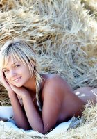 Облила себя молоком на стоге сена 14 фото