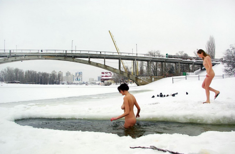 Закаленные нудистки купаются в проруби 6 фотография