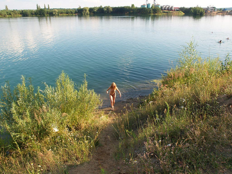 Голая дама сохнет у тропинки по которой проехали велосипедисты 2 фотография