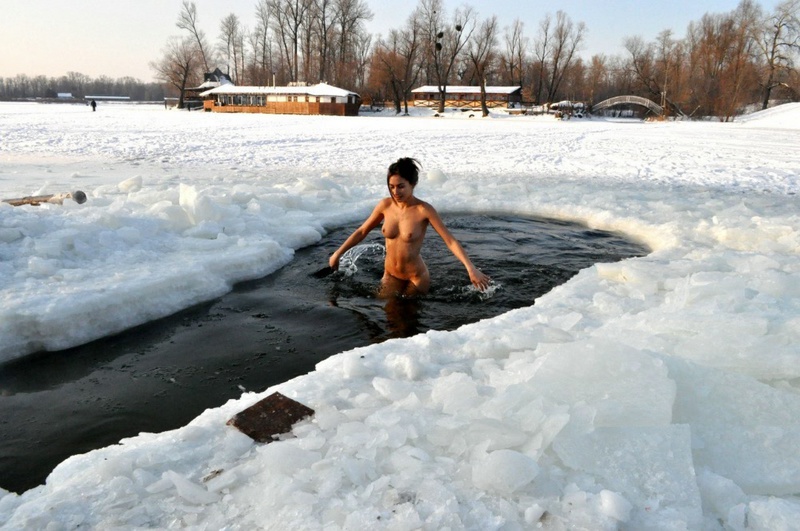 Марина гуляет на морозе только в сапогах 3 фотография