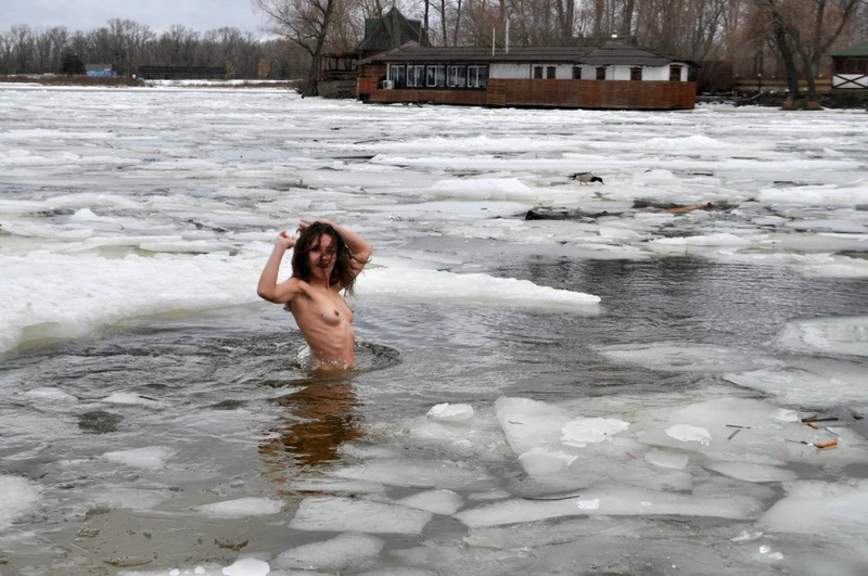 Голые нудистки купаются в проруби 3 фотография